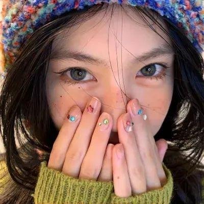 伊塞克湖的猩红色罂粟花